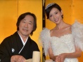 林志玲穿婚纱亮相东京 配合武田铁矢屈膝显娇媚