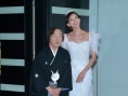 林志玲穿婚纱亮相东京 配合武田铁矢屈膝显娇媚