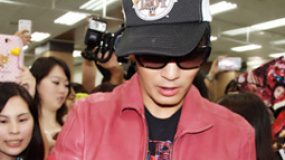 陈晓东带父亲来台会女友 张惠妹同机返台低调快闪