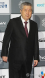 韩国影坛领军人物出场 林权泽携夫人亮相釜山