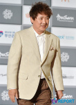 韩星李英河现身釜山影节红毯 老牌名导气质沉稳