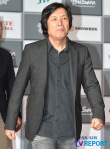 “作家导演”李沧东踏影节红毯 气势如虹显气派