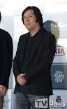 “作家导演”李沧东踏影节红毯 气势如虹显气派