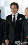 安圣基携金东虎姜受延走红毯 导演老戏骨齐亮相