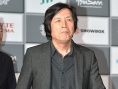 “作家导演”李沧东踏影节红毯 气势如虹显气派