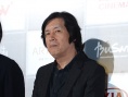 “作家导演”李沧东踏影节红毯 气势如虹显气派