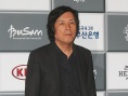 “作家导演”李沧东踏影节红毯 气势如虹显气派