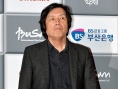 “作家导演”李沧东踏影节红毯 气势如虹显气派