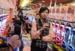 松田龍平飾演的不可靠哥哥在柏青哥店打工