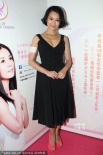 胡杏儿深V惹火亮相 宣传乳癌防治无惧全裸拍照