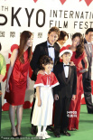 玉木宏著西裝溫暖親和 高梨臨紅裙奪目笑容甜美