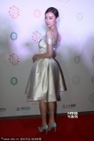 倪妮抹胸裙小露性感香肩 柳巖背部透視大秀翹臀