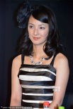 《被舍弃人们》开发布会 三轮瞳斑马纹吊带美艳