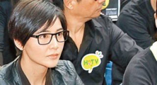 蒙嘉慧黑衣游行力挺香港電視員工 林文龍激動(dòng)落淚