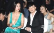 王李丹妮身穿深V綠裙展笑容 露性感雙胸玩自拍
