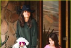 凯蒂带女儿游南非野生动物园 苏瑞穿粉衫开眼界