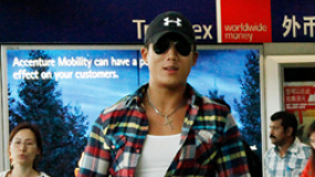 《變形金剛4》“動(dòng)作型男”抵港 李俊霆正式入組