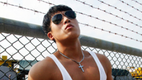 《變形金剛4》動(dòng)作型男：李俊霆碼頭濕身秀肌肉