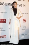 中国时装周性感女星争抛胸 杨幂日换两装似女王