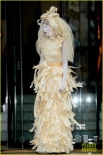 Lady GaGa木屑装现身伦敦 脸似被泼白漆惊路人