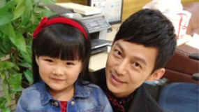 李湘曬女兒與快樂家族合影 感慨快本以來16年變化