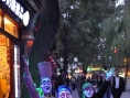 万圣节前《精灵旅社》主角造访后海 引众人围观