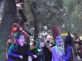 万圣节前《精灵旅社》主角造访后海 引众人围观