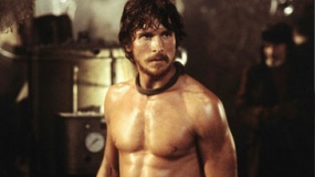 《火焰末日》預(yù)告片 貝爾領(lǐng)導(dǎo)家園保衛(wèi)戰(zhàn)勇斗巨龍