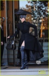 Lady GaGa戴黑色斗笠帽遮眼 當(dāng)街撩大衣秀美腿