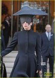 Lady GaGa戴黑色斗笠帽遮眼 当街撩大衣秀美腿