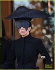 Lady GaGa戴黑色斗笠帽遮眼 当街撩大衣秀美腿