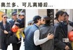 這一對宣布離婚，其實(shí)是有些突然的。因?yàn)榫驮谛茧x婚的頭幾天，兩人還在街上抱娃秀恩愛。不過，宣布離婚后的他們，也親密依舊，當(dāng)街散步甚至親吻，不愧是“永遠(yuǎn)的家人”。