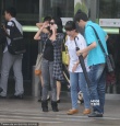 小S一臉倦容不惜淋雨上車 業(yè)務(wù)繁忙機不離手