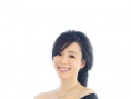 張靜初露肩黑裙亮相羅馬 獲導演背后擁抱露笑容