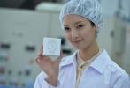 菜菜緒飾演的化妝品公司職員手拿香皂“白雪姬”展示。