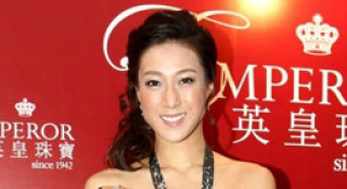 鐘嘉欣TVB臺慶穿黑色爭視后 想買房但無結(jié)婚計劃