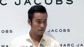 张孝全着复古衬衫亮相 遇疯狂粉丝飙脏话哭笑不得