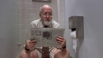 《真实的谎言》片段 施瓦辛格厕所肉搏吓疯老汉