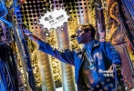 電王的前身是一個自私貪財?shù)碾娋€工人，在一次高空作業(yè)時被突然落下的閃電打中，卻不但沒有因此喪命，反而擁有了控制電流的超能力。然而身體變異的他由于全身帶電，已不能在從事正常人的工作，而且還遭到了他人的疏遠(yuǎn)。于是他決定索性成為一個真正的怪物，開始報復(fù)大計。在《超凡蜘蛛俠2》中，由“姜戈”扮演的電王造型卻時常讓人忍俊不禁，半透明的皮膚下青筋暴露，面泛藍(lán)光表情總是猙獰萬分。
