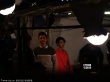 拍夜戏与周迅吃路边摊 黄晓明狂夹菜塞食显饿意