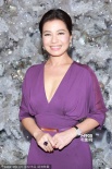 钟楚红穿紫色长裙优雅摆姿势 小秀乳沟满脸堆笑