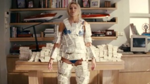 《华尔街之狼》中文片段 裸女“穿”钞票小李围观
