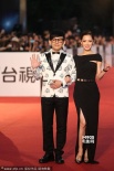 楊千霈主持金馬紅毯 高貴黑色禮服亮相微露美腿