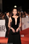 隋棠惊艳亮相金马奖红毯 深V美裙酥胸半露吸睛
