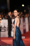 柯佳嬿蓝色吊带长裙亮相红毯 大秀性感纤腰美背