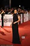 张艾嘉旗袍款式黑裙高气场 肩部蕾丝图腾显精致