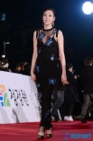 青龍獎紅毯：女星斗艷黑白配 性感優(yōu)雅秀胸裸背