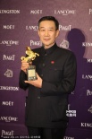李雪健獲金馬最佳男配角獎(jiǎng) 后臺(tái)捧獎(jiǎng)杯難掩激動(dòng)