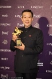 李雪健獲金馬最佳男配角獎(jiǎng) 后臺(tái)捧獎(jiǎng)杯難掩激動(dòng)