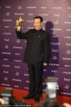 李雪健獲金馬最佳男配角獎(jiǎng) 后臺(tái)捧獎(jiǎng)杯難掩激動(dòng)